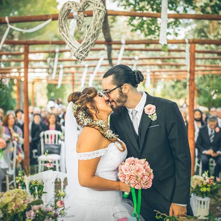 bacio tra sposi non convenzionali