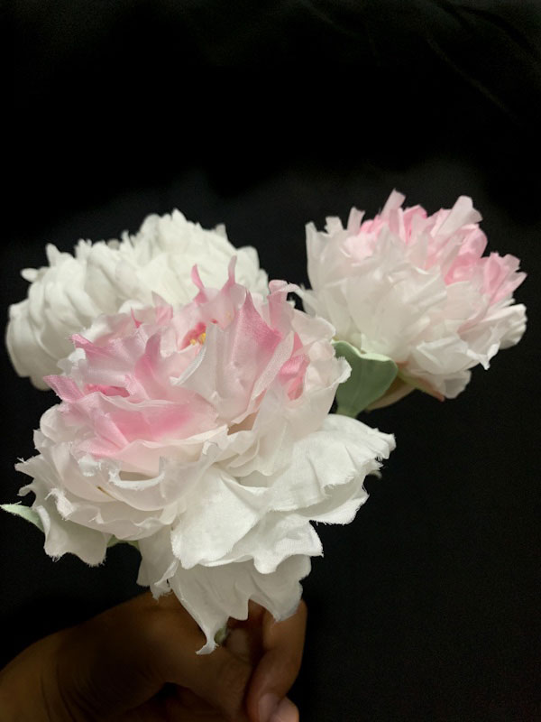 Peonie di seta realizzate interamente a mano con tecnica Somebana da Jessica Ciaffarini