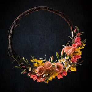 Bouquet sposa hoop moderno con cerchio in legno e fiori boho
