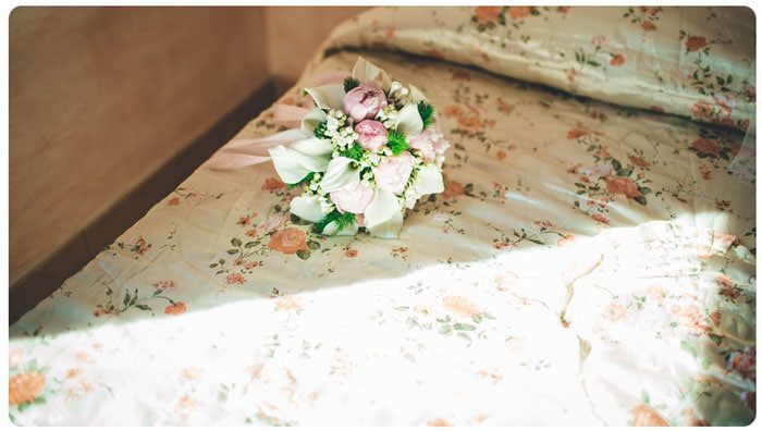 Bouquet-di-calle-bianche-con-rose-rosa-pastello