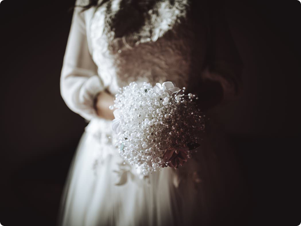Dettaglio bouquet sposa con perle di diverse dimensioni e fiori di carta fatti a mano Unusual Bouquet.