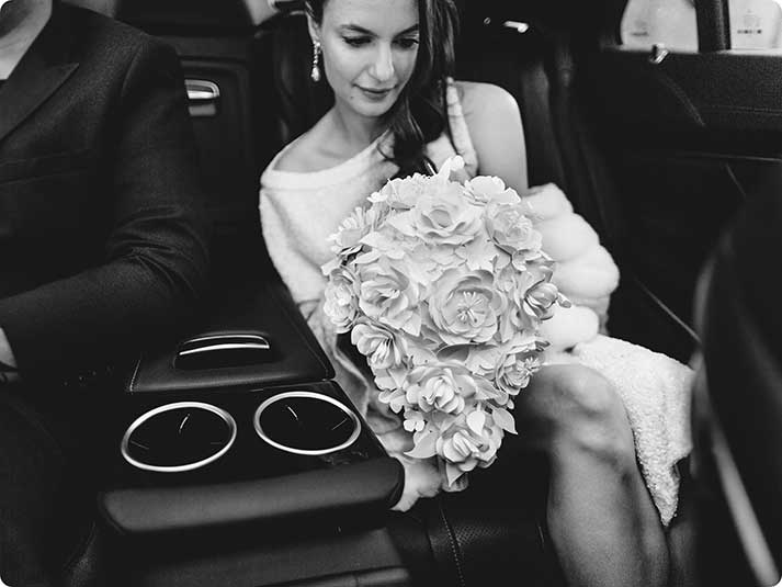 Bouquet da sposa realizzato a mano con materiali alternativi ai fiori