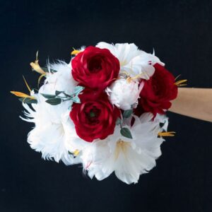 Bouquet realizzato con ranuncoli rossi in carta crespa e gigli in piuma, da Jessica Ciaffarini.