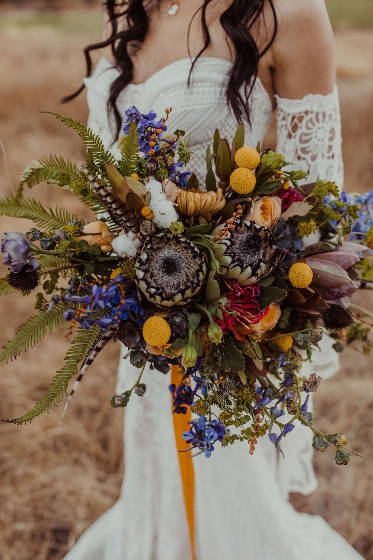 messy bouquet wedding
