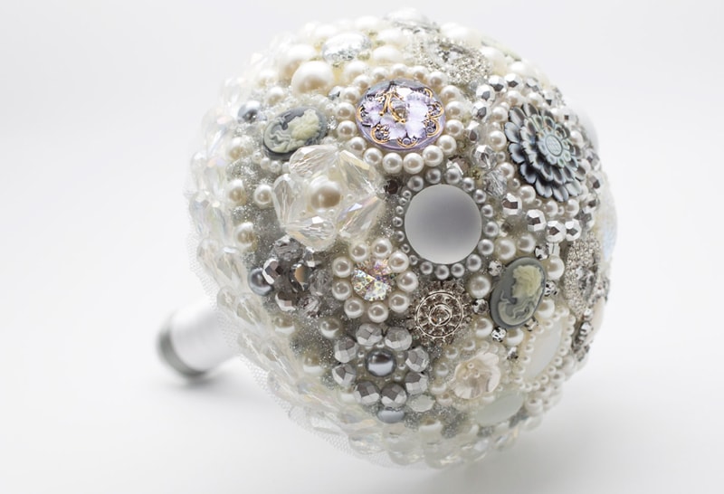 Bouquet nozze d'argento in fiori di seta bianchi e argento