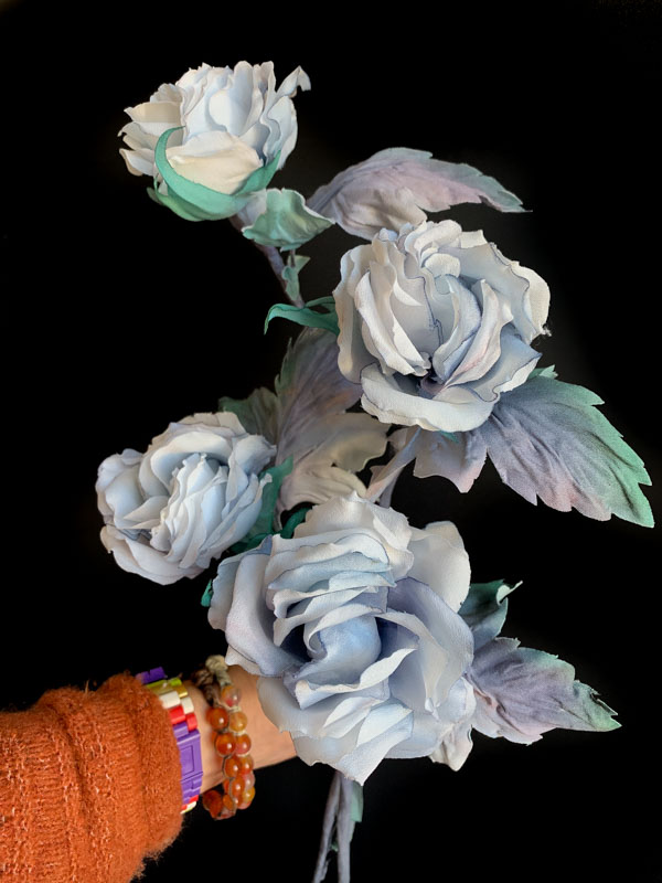 Rose eleganti in fiori di seta per la sposa