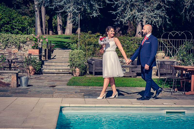 sposa-con-bouquet-di-piume