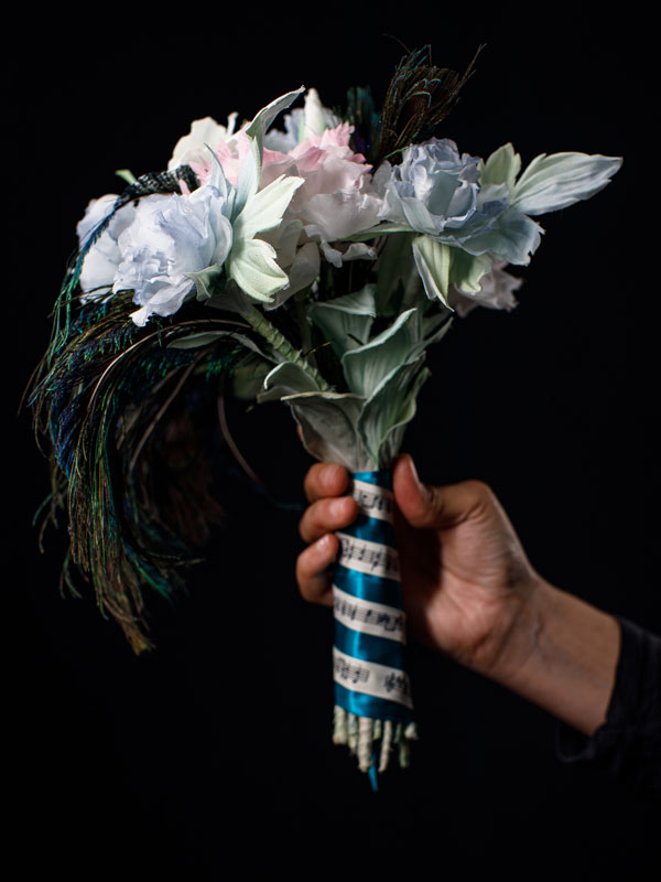 bouquet-cacata-piume-di-pavone-e-fiori-di-seta