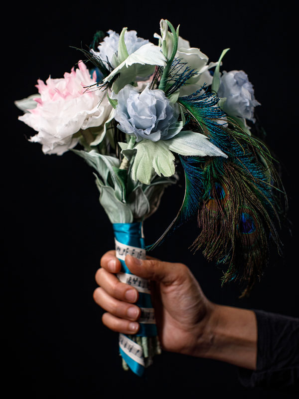 bouquet-fiori-di-seta-e-piume-di-pavone