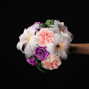 Bouquet di rose e piume