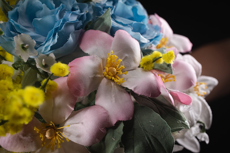 Bouquet di mimose e rose blu