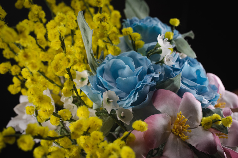 Bouquet di mimose e rose blu