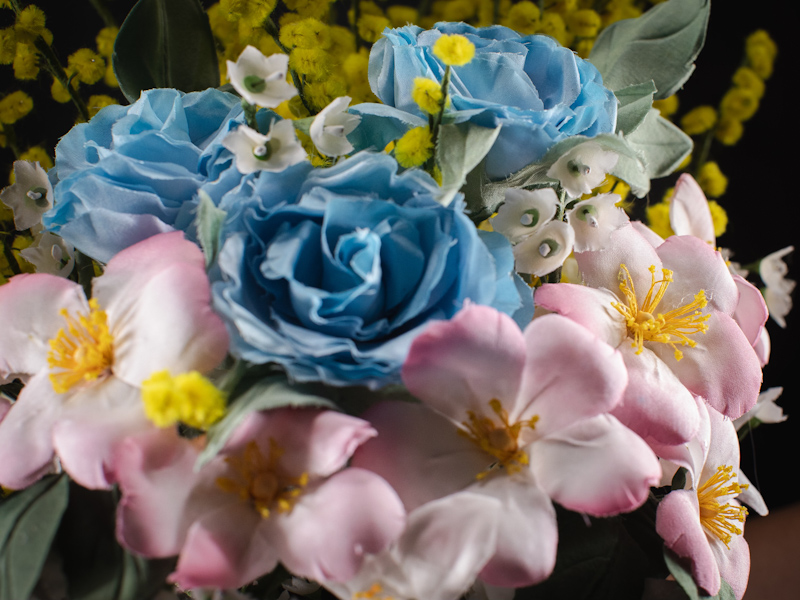 Bouquet di mimose e rose blu-10