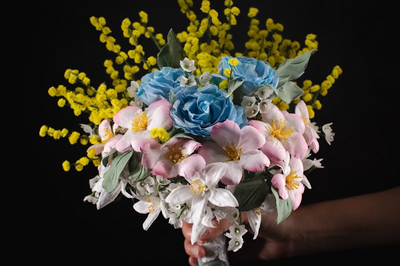 Bouquet di mimose e rose blu