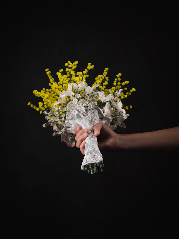 Bouquet di mimose e rose blu