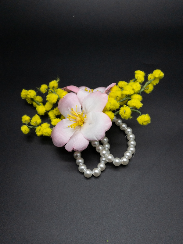 Bouquet di mimose e rose blu