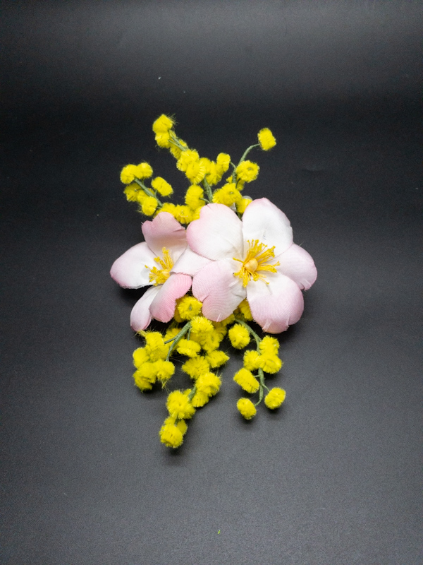 Bouquet di mimose e rose blu