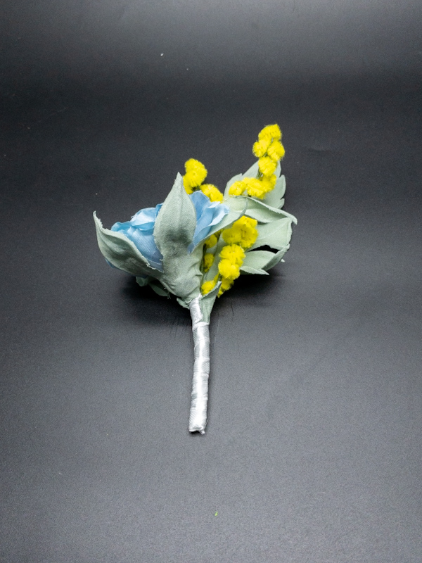 Bouquet di mimose e rose blu