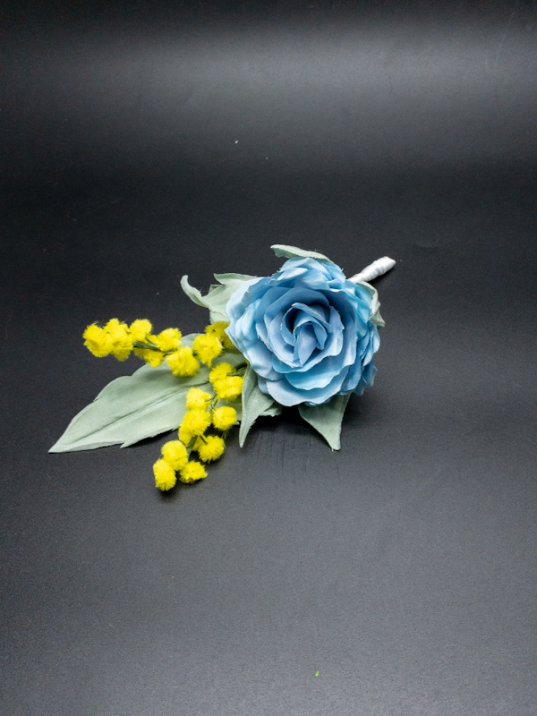 Bouquet di mimose e rose blu
