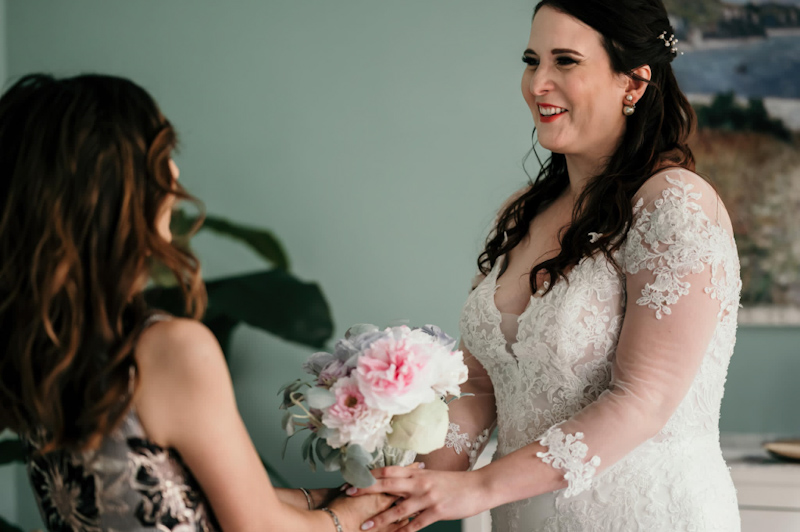 Giulia con il suo bouquet fiori di seta-2