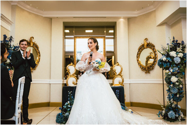 Sposa con bouquet di mimosa-00