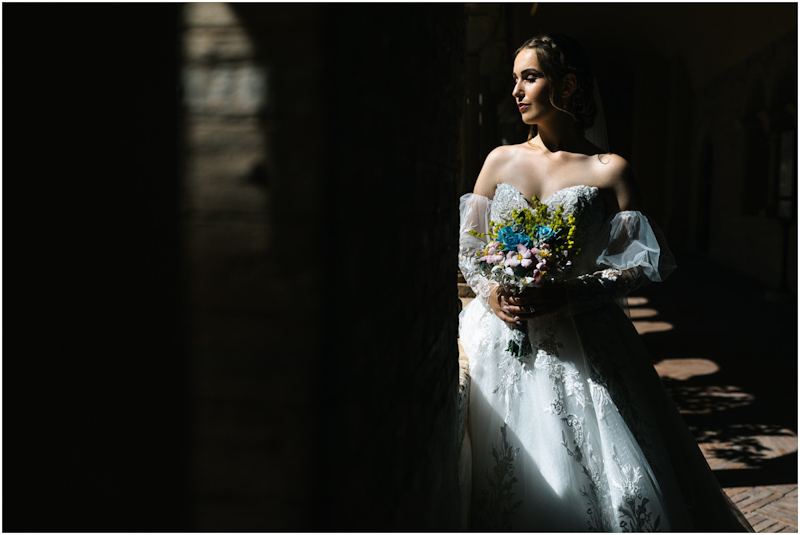 Sposa con bouquet di mimosa-07