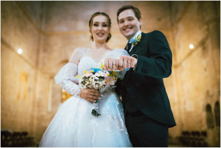 Sposa con bouquet di mimosa-10