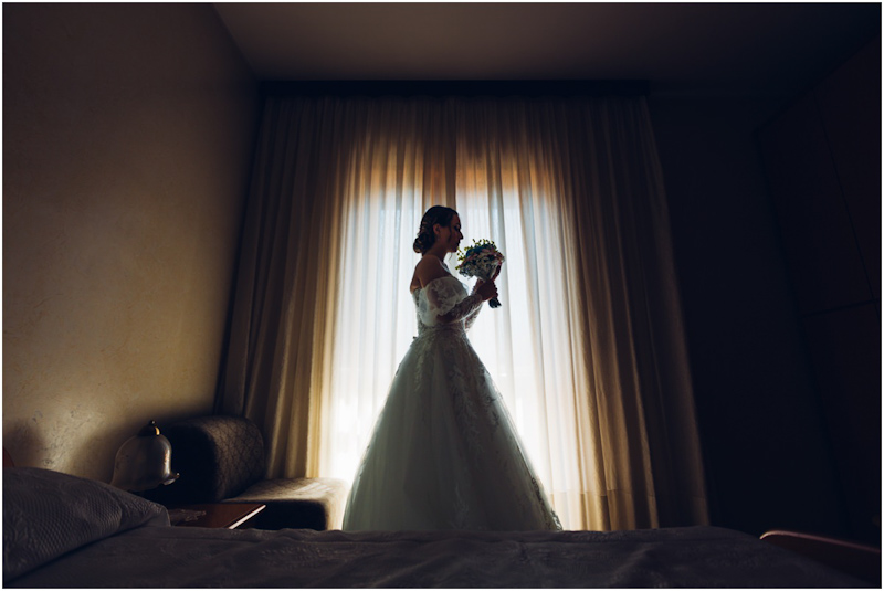 Sposa con bouquet di mimosa-14