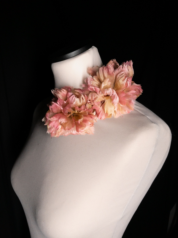 Dettaglio di due fiori in seta fatti a mano per la serie TV Il Commissario Ricciardi, costumi Sartoria Tirelli.
