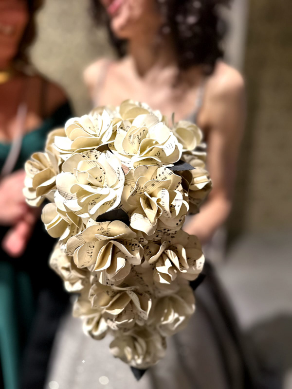 Bouquet sposa ecosostenibile realizzato a mano con carta certificata.