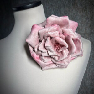 Spilla rosa in velluto fatta a mano artigianale - Unusual Bouquet