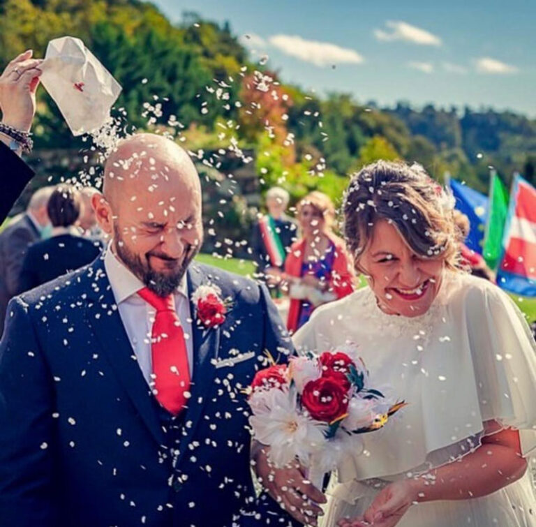 Sposi al matrimonio civile con bouquet alternativo - Foto Francesco Russotto