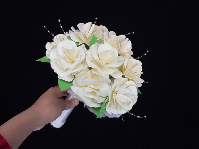 Bouquet promessa di matrimonio in fiori bianchi fatto a mano da Jessica Ciaffarini