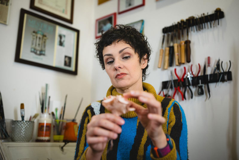 fiori-di-seta-artigianali con tecnica somebana nel laboratorio di Jessica Ciaffarini, alias Unusual Bouquet