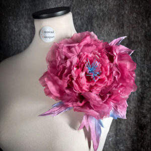 Spilla fiore di seta organza fucsia fatta a mano tecnica Somebana per cerimonia