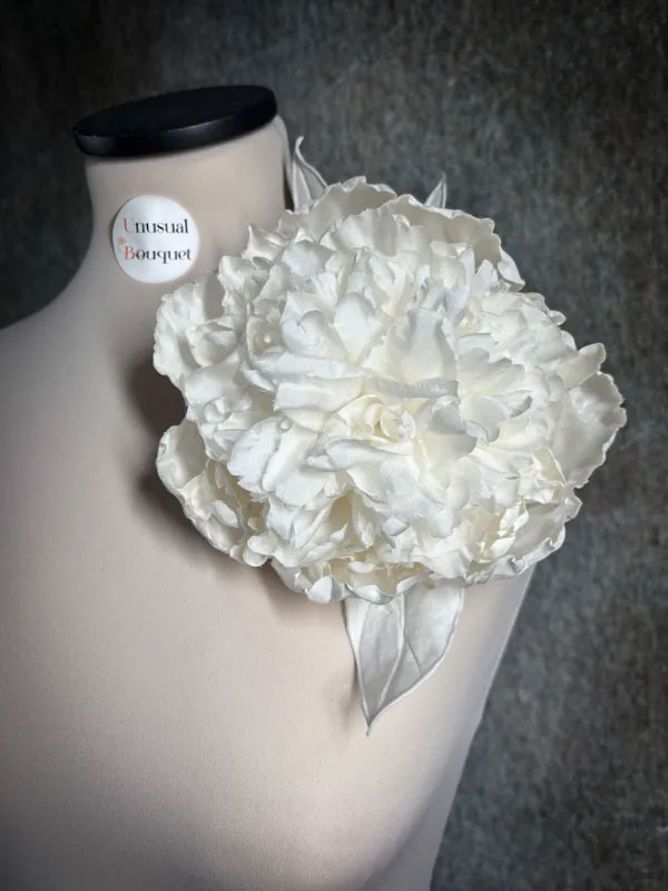 Peonia bianca spilla in seta