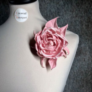 Spilla con fiori di seta artigianali Unusual Bouquet indossata dalla modella Guen per Harper's Bazaar