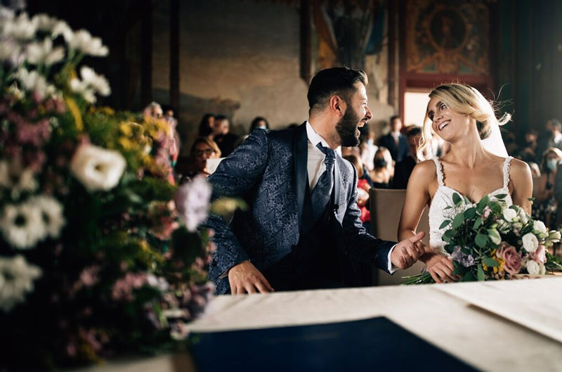 Bouquet di fiori misti con rose e peonie in tonalità rosa e bianche, legato con un nastro di seta.