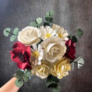 Bouquet eucalipto e fiori di carta
