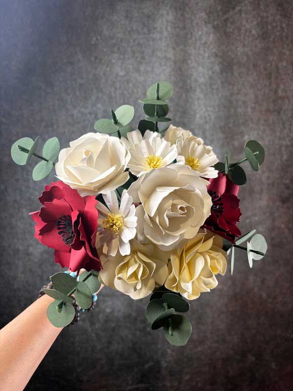 Bouquet eucalipto e fiori di carta