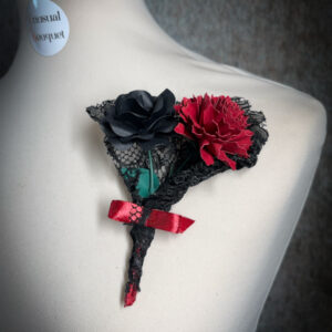 bottoniera uomo dark_rock_fiori di carta realizzata a mano da Jessica Ciaffarini di Unusual Bouquet!