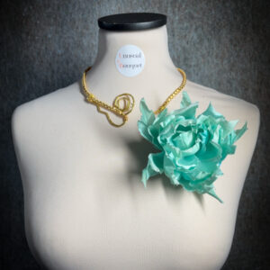 collana girocollo con fiore di seta-1