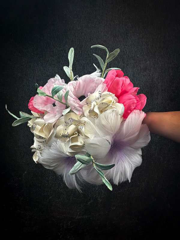 Bouquet sposa alternativo di carta, piume lavanda fatto a mano da Jessica Ciaffarini un artista internazionale che realizza Opere per tutti i budget.
