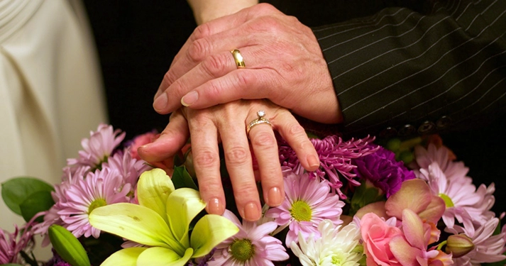 Bouquet di fiori nozze d'oro in seta realizzato a mano da Jessica Ciaffarini