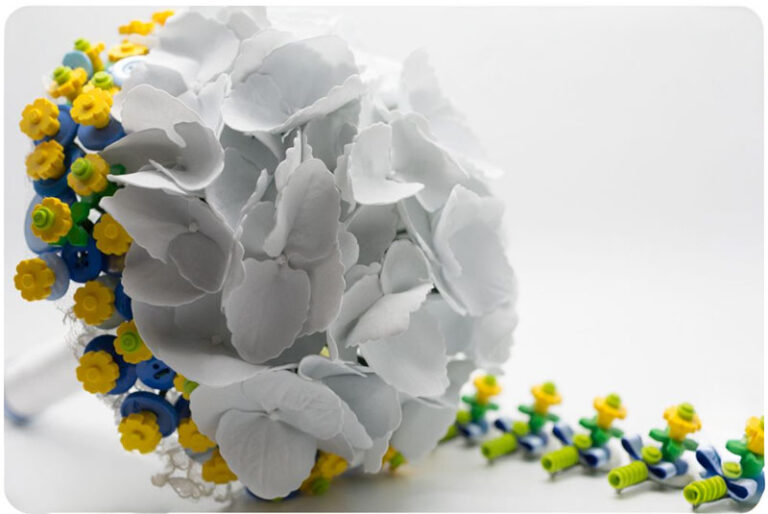 Esempio di bouquet sposa alternativo realizzato con mattoncini LEGO originali in tonalità pastello e dettagli floreali.