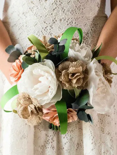 Bouquet da sposa country chic fatto a mano con rose in juta e peonie bianche seta.