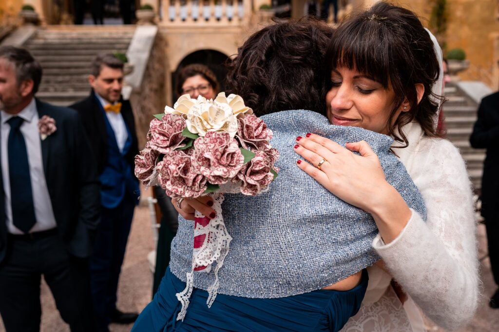 bouquet fiori di carta personalizzato con carta libro e palette colori 2026
