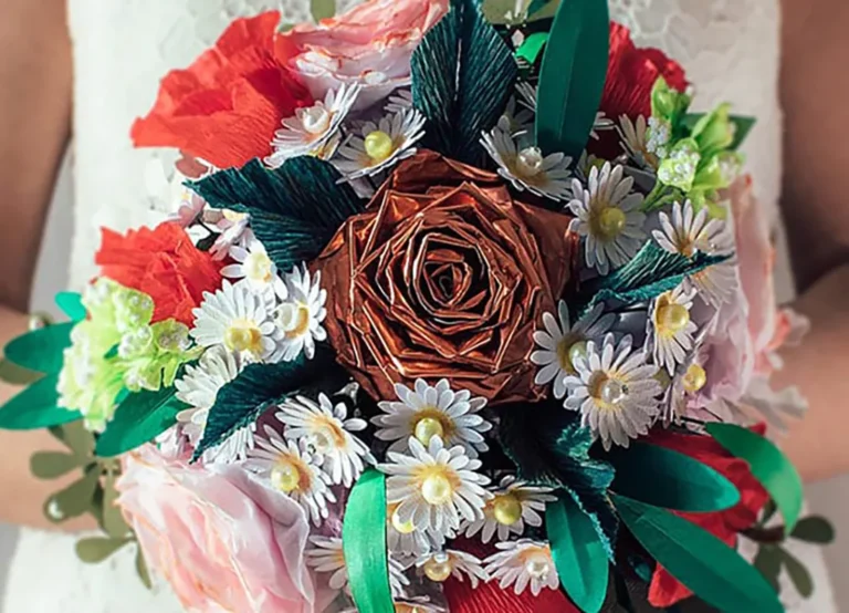 Bouquet sposa boho chic artigianale con margherite di carta e peonie