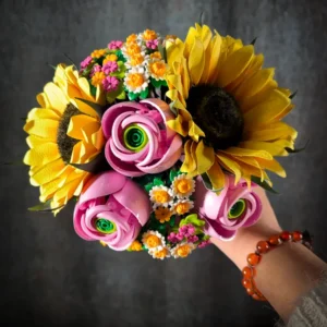 Bouquet LEGO per sposa alternativa con rose, margherite e grandi girasoli in carta fatti a mano.