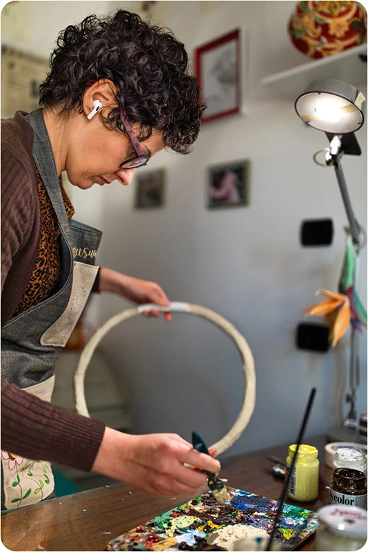 Jessica Ciaffarini, Maestra Artigiana, lavora alla base di un bouquet sposa alternativo nel suo laboratorio creativo.